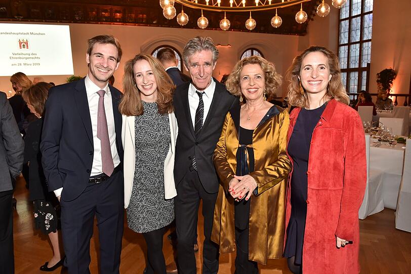 Michaela May und Mann Bernd Schadewald mit den Töchtern Alexandra Schiffer (re.) und Lilian Schiffer (2.v.l.) sowie deren Freund William McGehee.