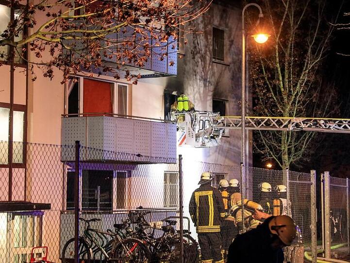 Einsätzkräfte sind in der Nacht am Ankerzentrum zu sehen. Foto: Ferdinand Merzbach