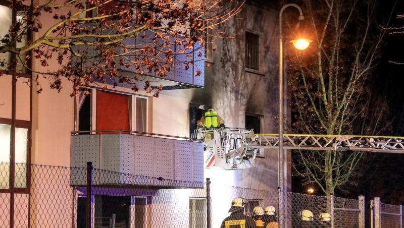 Einsätzkräfte sind in der Nacht am Ankerzentrum zu sehen. Foto: Ferdinand Merzbach Einsätzkräfte sind in der Nacht am Ankerzentrum zu sehen. Foto: Ferdinand Merzbach