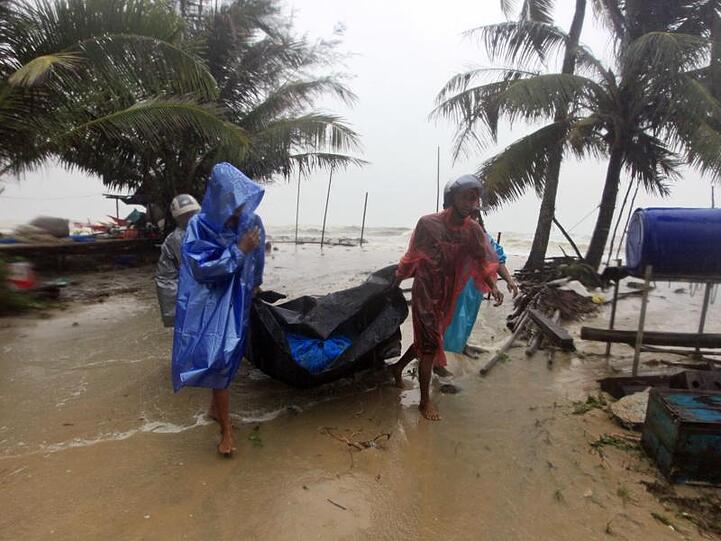 Angesichts des womöglich schlimmsten Tropensturms seit Jahrzehnten haben Zehntausende Menschen im Süden Thailands ihre Wohnungen verlassen und Schutz gesucht.