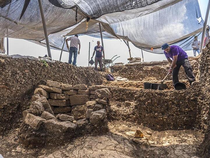 Israelische Archäologen graben die Überreste einer rund 9000 Jahre alten Siedlung westlich von Jerusalem aus.