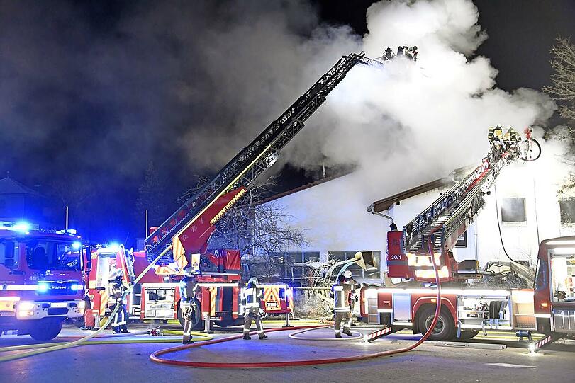 Der ausgedehnte Brand zerstörte kurz nach Mitternacht den Großteil eines Wohn- und Bürogebäudes in einem Gewerbegebiet in Ismaning.
