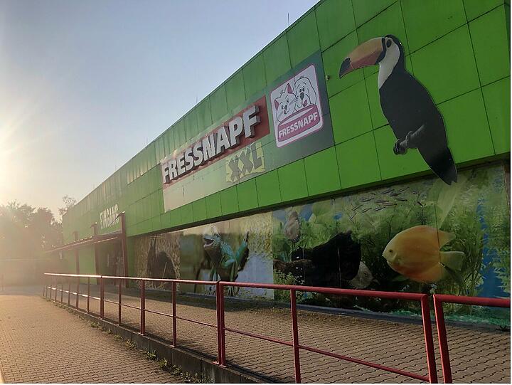 Der Fressnapf XXL Markt im Euroindustriepark im Norden von München bietet Ihnen auf 1140m² alles was Sie für ihr Haustier benötigen. Unser BARF Shop ist voll bestückt mit Tiefkühlartikeln oder Nahrungsergänzung – alles was ihr 4-Beiniger Liebling benötigt. Ob Hunde-Katzen-Vogelfreunde – hier erhalten sie eine fachkundige Beratung für jeden Ihrer Lieblinge.