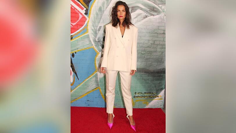 Katie Holmes zeigt sich im weißen Zweiteiler bei einem Event in New York.