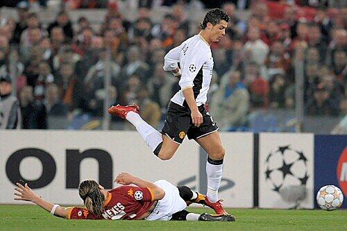 Cristiano Ronaldo (ManU, r.) überläuft den Römer Mexes