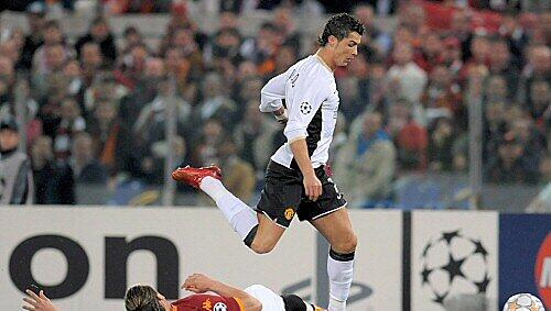 Cristiano Ronaldo (ManU, r.) überläuft den Römer Mexes Cristiano Ronaldo (ManU, r.) überläuft den Römer Mexes