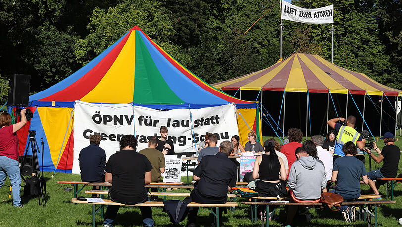 Luitpoldpark wird Zeltplatz: Es ist der letzte Aufbautag für das mehrtägige Protest-Camp von Klimagruppen gegen die IAA.