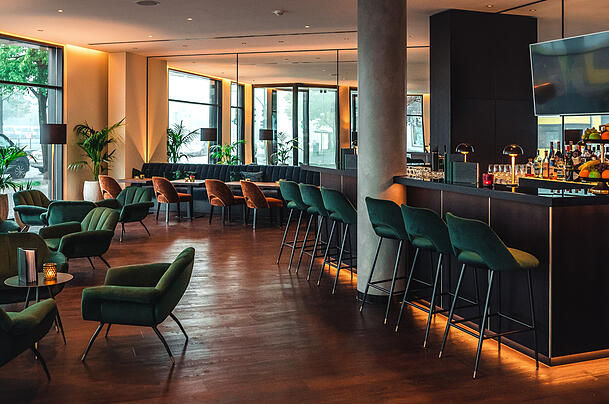 Lounge, Bar und der Arbeitsbereich verschmelzen zu einem offenen Bereich Lounge, Bar und der Arbeitsbereich verschmelzen zu einem offenen Bereich