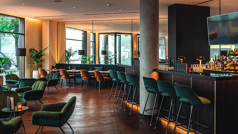 Lounge, Bar und der Arbeitsbereich verschmelzen zu einem offenen Bereich Lounge, Bar und der Arbeitsbereich verschmelzen zu einem offenen Bereich