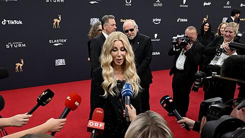 Cher auf dem Weg zur Preisverleihung.