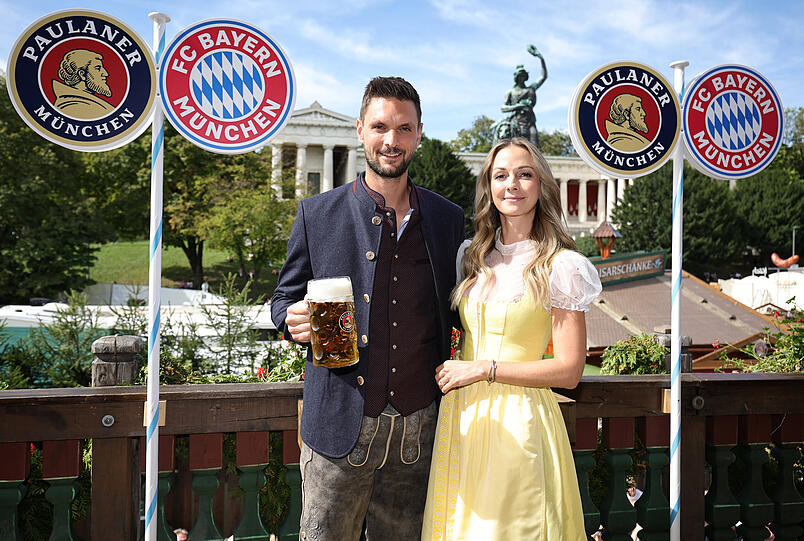 Sven Ulreich kam mit Ehefrau Lisa. Sven Ulreich kam mit Ehefrau Lisa.