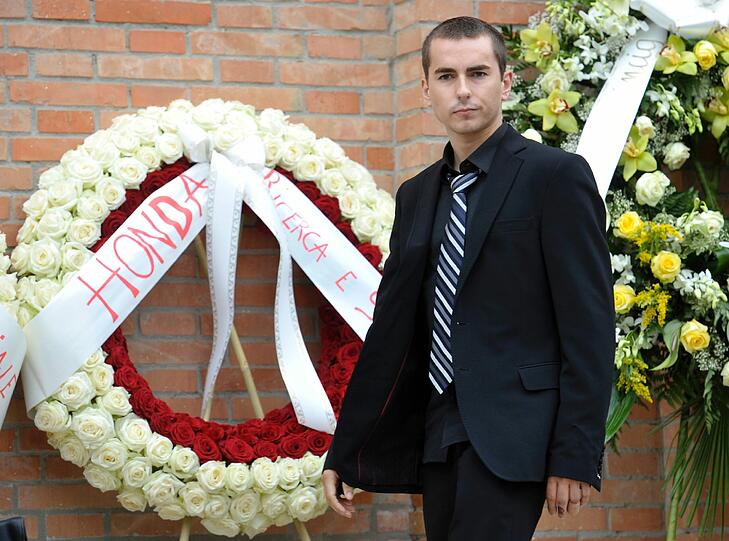 Der MotoGP Fahrer Jorge Lorenzo bei der Beerdigung seines Rennfahrerkollegen.