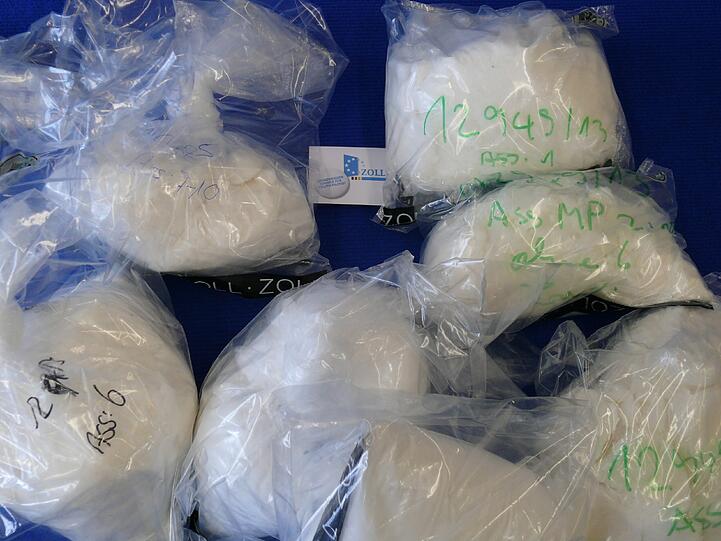 Bei zwei kurz aufeinanderfolgenden Aufgriffen haben Zollbeamte im Februar am Münchner Flughafen insgesamt mehr als 20 Kilogramm der synthetischen Droge Crystal aus dem Verkehr gezogen.
