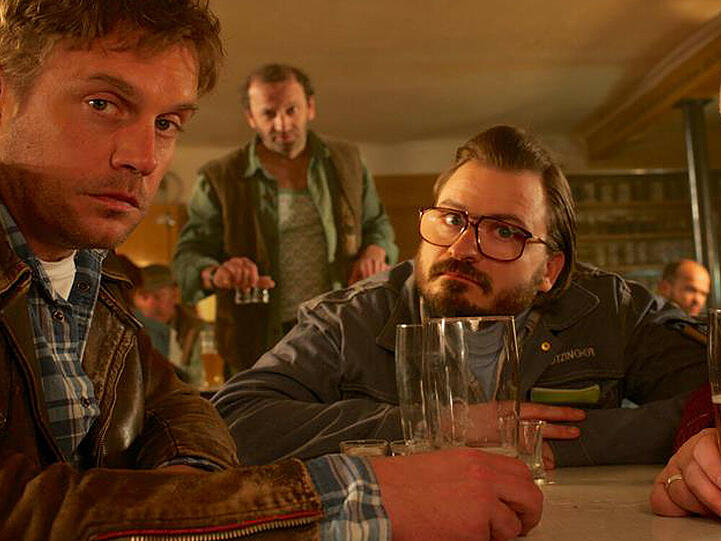Im Wirtshaus: Polizist Eberhofer (Sebastian Bezzel, li.), Wirt Wolfi (Max Schmidt) und Heizungspfuscher Flötzinger (re.)