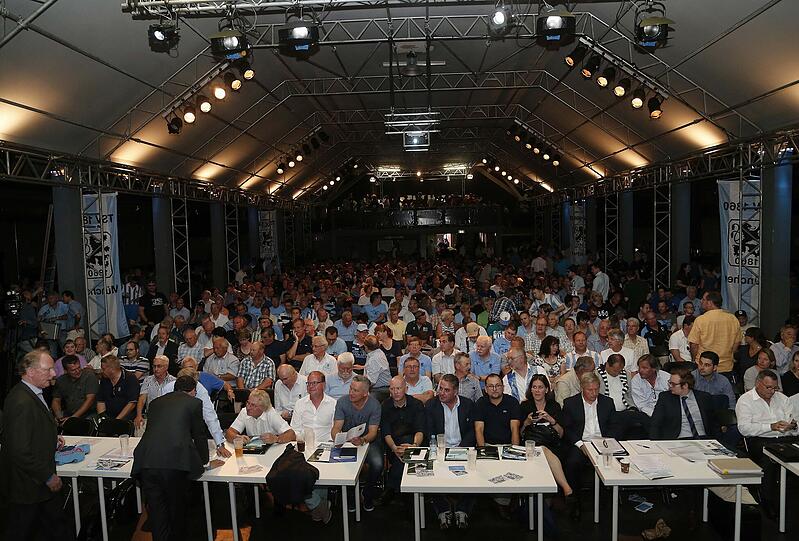 Mehrere Huntert Löwenmitglieder sind in der TonHalle anwesend.