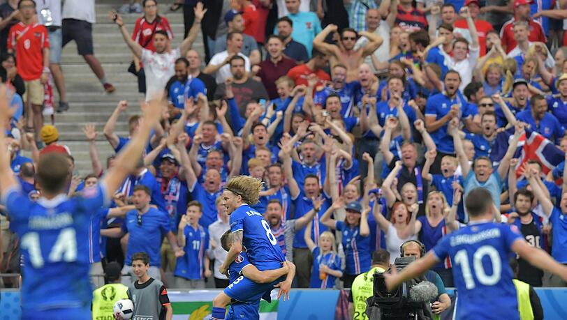 Die Isländer haben erst in der Nachspielzeit für eine der größten Sensationen in der EM-Geschichte gesorgt. Die Isländer haben erst in der Nachspielzeit für eine der größten Sensationen in der EM-Geschichte gesorgt.