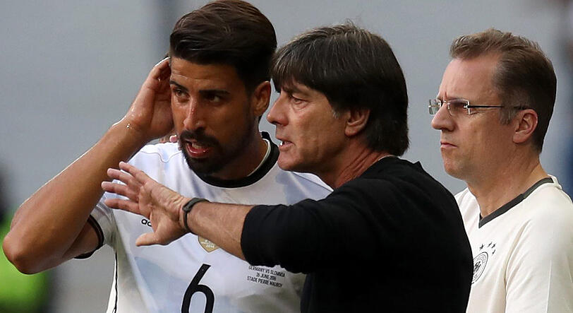 Joachim Löw und Sami Khedira im Austausch.