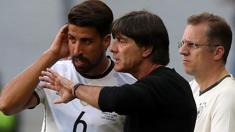 Joachim Löw und Sami Khedira im Austausch. Joachim Löw und Sami Khedira im Austausch.