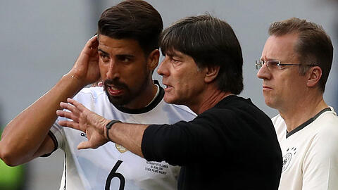 Joachim Löw und Sami Khedira im Austausch.