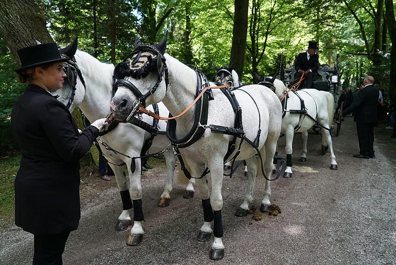 Der rosa-geschmückte Sarg von Christel Sembach-Koch wurde von vier Schimmeln zum Mausoleum der Familie gebracht.