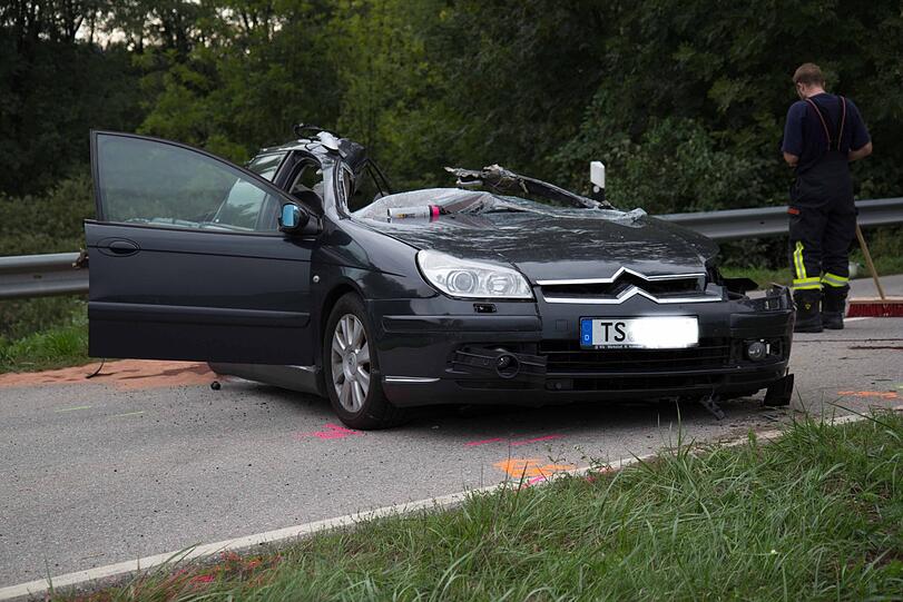 In Petting kam es am Montag zu einem schweren Unfall. Eine Frau wurde dabei tödlich verletzt, ihr Auto glich danach einem Wrack.