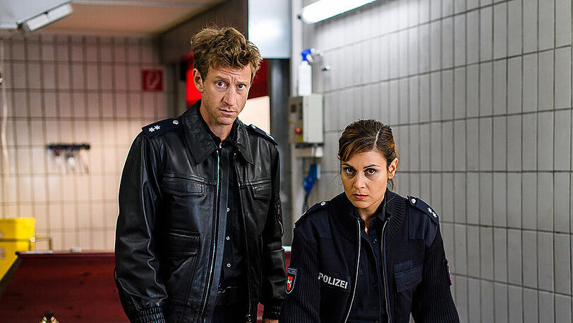 "Friesland - Hand und Fuß": Henk Cassens (Maxim Mehmet) und Süher Özlügül (Sophie Dal) schauen sich im Krematorium um "Friesland - Hand und Fuß": Henk Cassens (Maxim Mehmet) und Süher Özlügül (Sophie Dal) schauen sich im Krematorium um