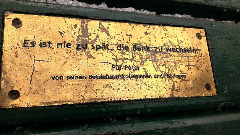 Im Englischen Garten und Nymphenburger Schlosspark haben Münchner tausende Plaketten mit Widmungen auf Parkbänken angebracht.