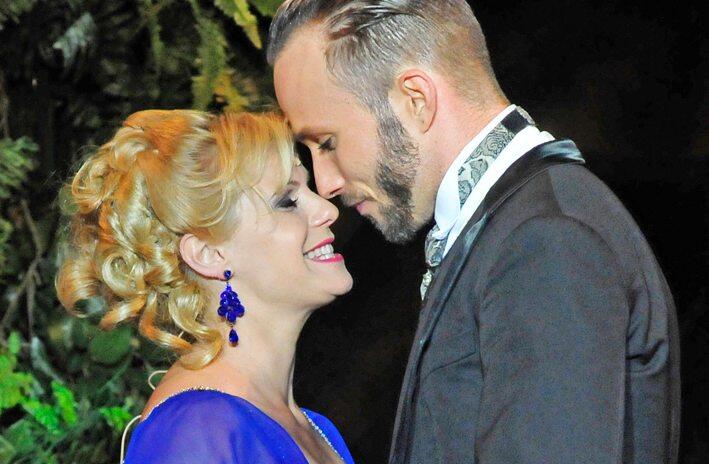 Szilvi Szendy und Dávid Szabó singen Operette.