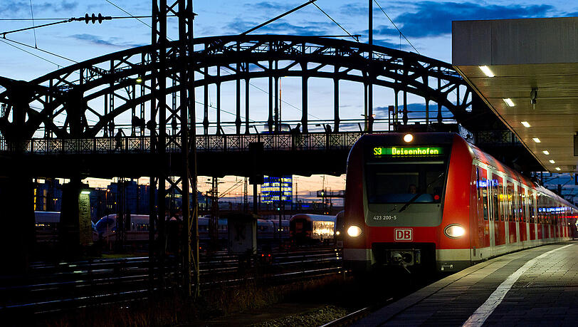 Das hätte auch anders ausgehen können: Ein Mann marschierte nahe der Hackerbrücke auf den Gleisen. Beinahe hätte ihn eine S-Bahn erfasst. (Symbolbild) Das hätte auch anders ausgehen können: Ein Mann marschierte nahe der Hackerbrücke auf den Gleisen. Beinahe hätte ihn eine S-Bahn erfasst. (Symbolbild)