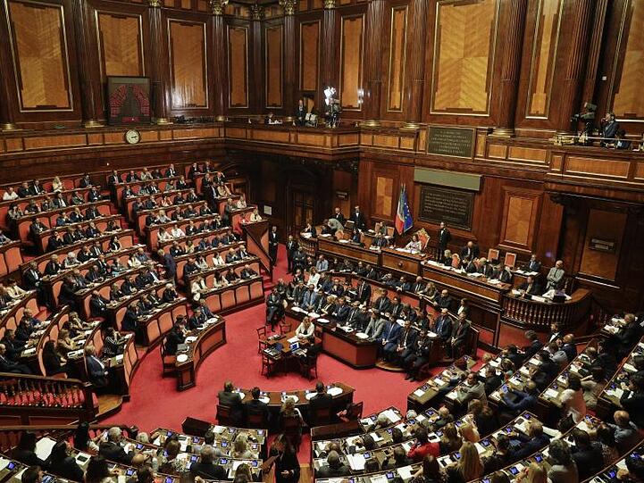 Giuseppe Conte hält eine Rede in der Abgeordnetenkammer.
