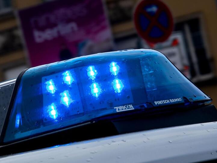 Ein Blaulicht leuchtet an einem Streifenwagen. Foto: Monika Skolimowska/zb/dpa/Symbolbild
