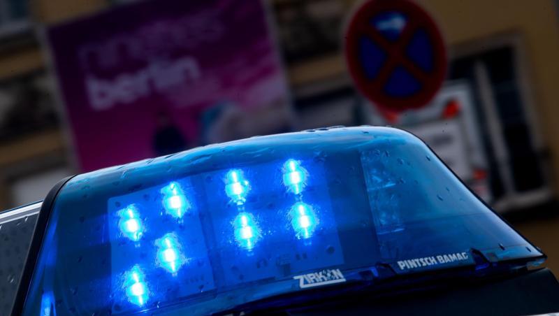 Ein Blaulicht leuchtet an einem Streifenwagen. Foto: Monika Skolimowska/zb/dpa/Symbolbild Ein Blaulicht leuchtet an einem Streifenwagen. Foto: Monika Skolimowska/zb/dpa/Symbolbild