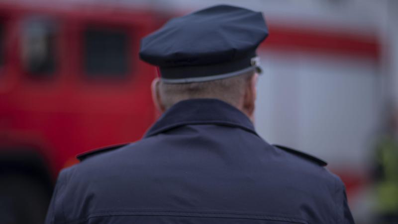 Ein Polizist steht vor einem Fahrzeug. Foto: Jens Büttner/dpa-Zentralbild/ZB/Illustration Ein Polizist steht vor einem Fahrzeug. Foto: Jens Büttner/dpa-Zentralbild/ZB/Illustration