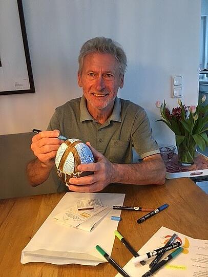 Das bemalte Ei von FC-Bayern-Legende Paul Breitner wird in der Auktion für 200 Euro gehandelt.
