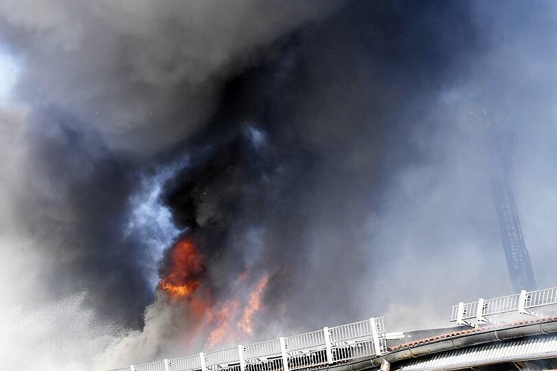 Die Feuerwehr konnte ein Abbrennen des Supermarktes nicht verhindern. Die Bilder vom Einsatzort.