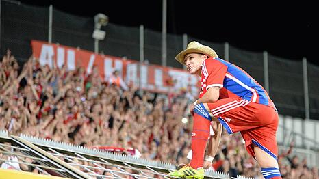 Dieses Bild ging in die Geschichtsb&uuml;cher der Stadtderbys ein: Tobias Schweinsteiger feiert den Sieg gegen den TSV 1860 II auf dem Zaun.