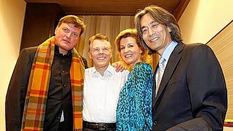 Besuch beim erschöpften Kollegen: Christian Thielemann, Anne-Sophie Mutter und Kent Nagano mit Mariss Jansons im Dirigentenzimmer der Philharmonie.