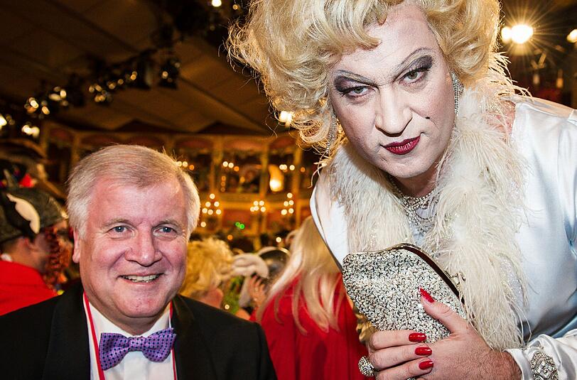Ministerpräsident Horst Seehofer mit Marilyn Söder (beide CSU). Man beachte: Ihre scharfen roten Krallen.