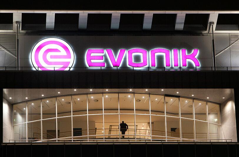 Das Logo von Evonik an der Zentrale in Essen. Foto: Nico Kurth