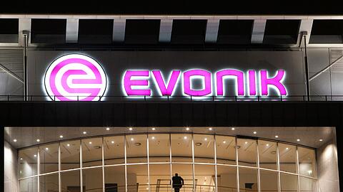 Das Logo von Evonik an der Zentrale in Essen. Foto: Nico Kurth