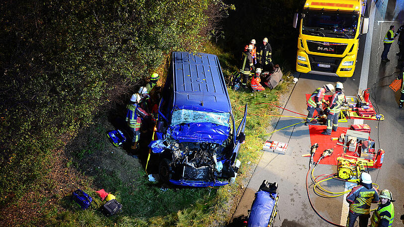 Fünf der sechs Insassen des Sprinters überlebten schwer verletzt. Zum Zustand des Fahreres konnte die Polizei noch keine Angaben machen.