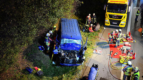 Fünf der sechs Insassen des Sprinters überlebten schwer verletzt. Zum Zustand des Fahreres konnte die Polizei noch keine Angaben machen.
