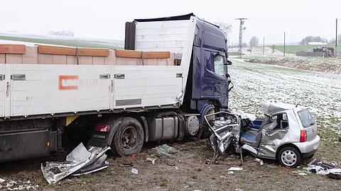 Die Fahrerin des VW Lupo wurde in ihrem Wagen eingeklemmt. Sie erlitt tödliche Verletzungen.