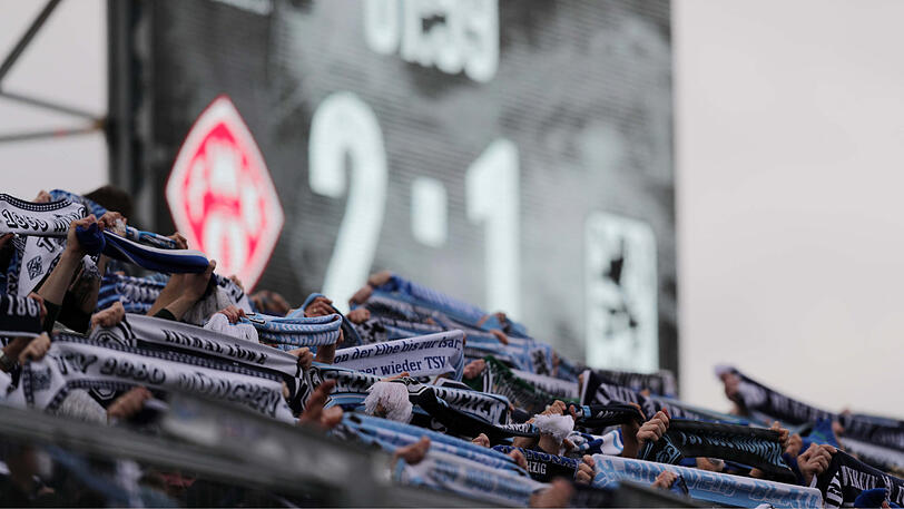 Rund 2.600 Fans des TSV 1860 kamen nach Würzburg - einige von ihnen haben sich aber danebenbenommen.