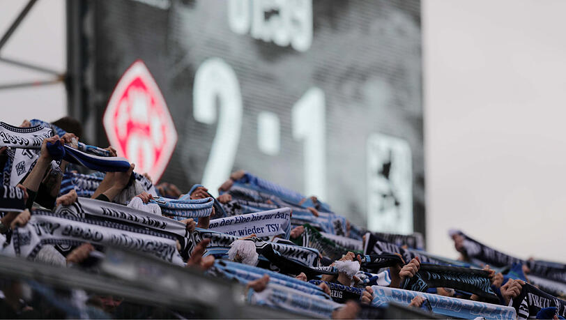 Rund 2.600 Fans des TSV 1860 kamen nach Würzburg - einige von ihnen haben sich aber danebenbenommen. Rund 2.600 Fans des TSV 1860 kamen nach Würzburg - einige von ihnen haben sich aber danebenbenommen.