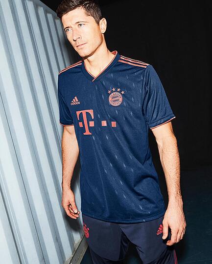 Dunkelblau und mit dezenten Rauten verziert - so sieht das Champions-League-Trikot des FC Bayern in der Saison 2019/20 aus.