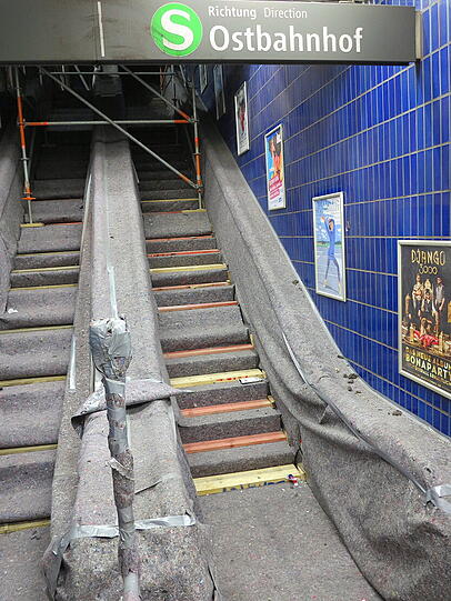 Sorgfältig eingepackt: Die Rolltreppe am Marienplatz.