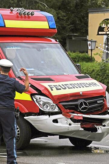 Am Mittwoch ist ein Rettungswagen der Feuerwehr bei einer Einsatzfahrt mit einem BMW zusammengestoßen - zum Glück wurde niemand verletzt.