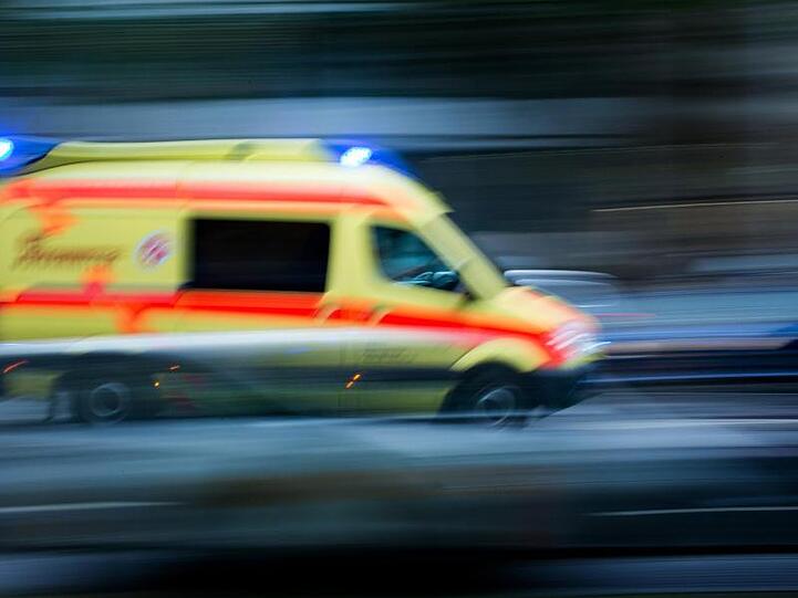 Ein Krankenwagen im Einsatz. Foto: Arno Burgi/dpa-Zentralbild/dpa/Symbolbild