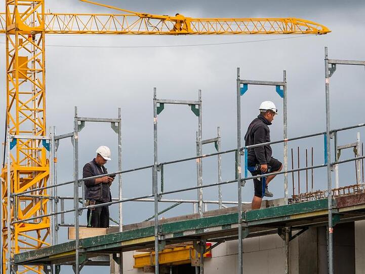 Der Mindestlohn im Baugewerbe steigt. Betroffen sind nach Gewerkschaftsangaben mehr als 200.000 Beschäftigte.
